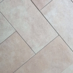 Ambient rustic cu gresie tip Cotto din seria MATERICA de la CAESAR CERAMICHE, dimensiune 25,5x45,3 cm